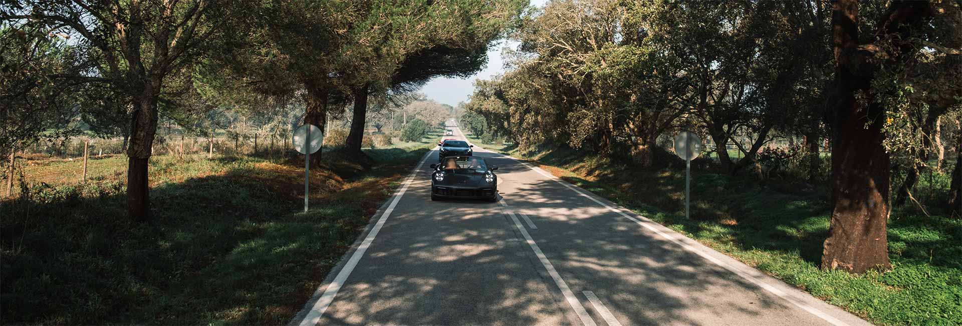 drive in motion Portugal Sportwagen auf Landstraße